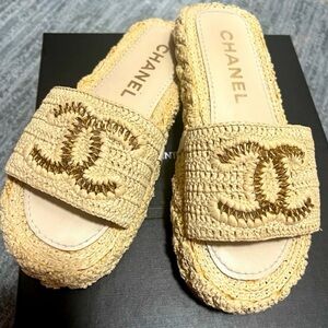 CHANEL Cream Braided Raffia Slide Mules with Gold CC Emblem